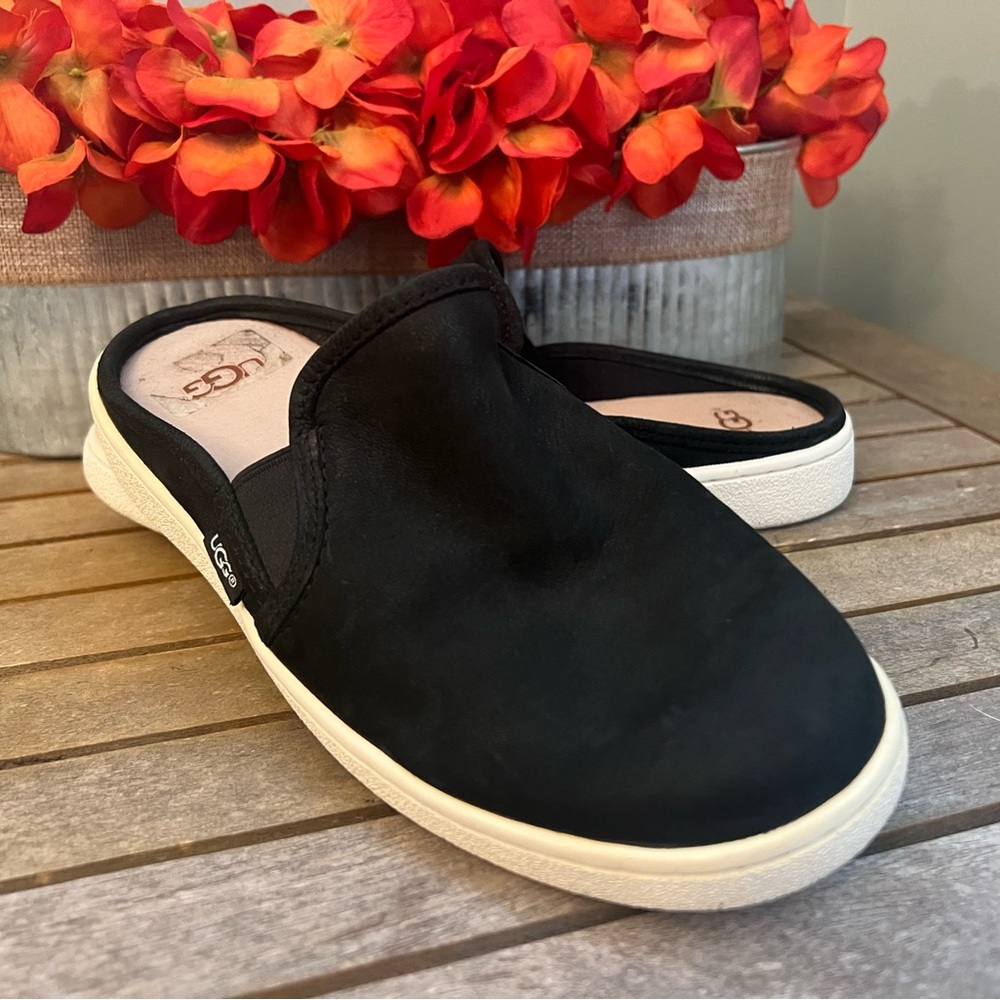 UGG Size 6 Womens Gene Sneakers Black 1098529 Low Top Round Toe Slip On Shoes.